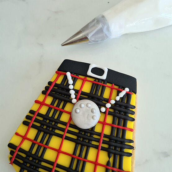 how-to-make-kilt-shortbread-biscuits_step-12a.jpg?sw=554&q=85