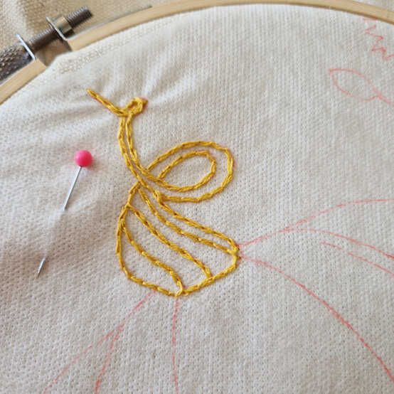 idea%5Fautumn%2Dembroidery%2Dprojects%2Dto%2Dtry%2Dcushion%5Fstep%2D27.jpg?sw=554&q=85
