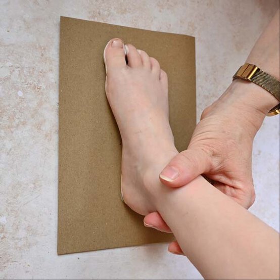 ideas%5Fhow%2Dto%2Dmake%2Dhand%2Dand%2Dfootprint%2Dchristmas%2Dcards%5Fangel%5F2.jpg?sw=554&q=85