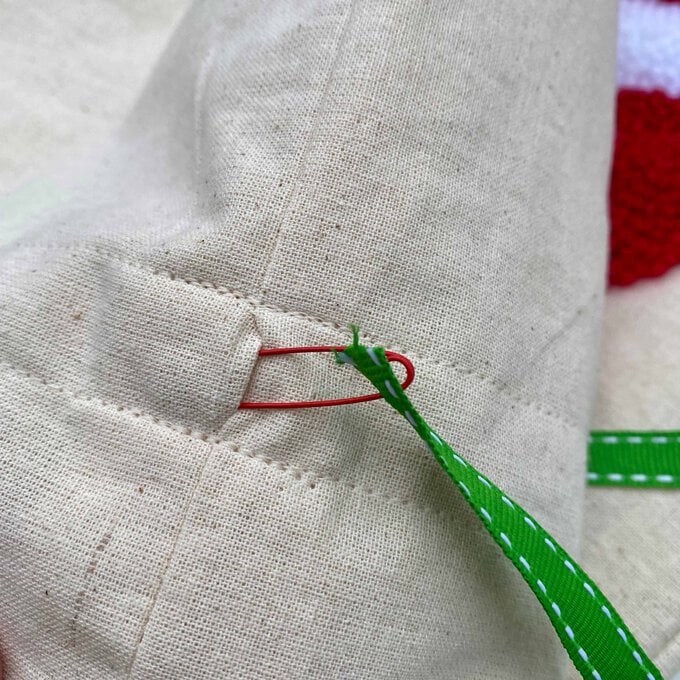 Idea_how-to-punch-needle-a-christmas-present-sack_step17.jpg?sw=680&q=85