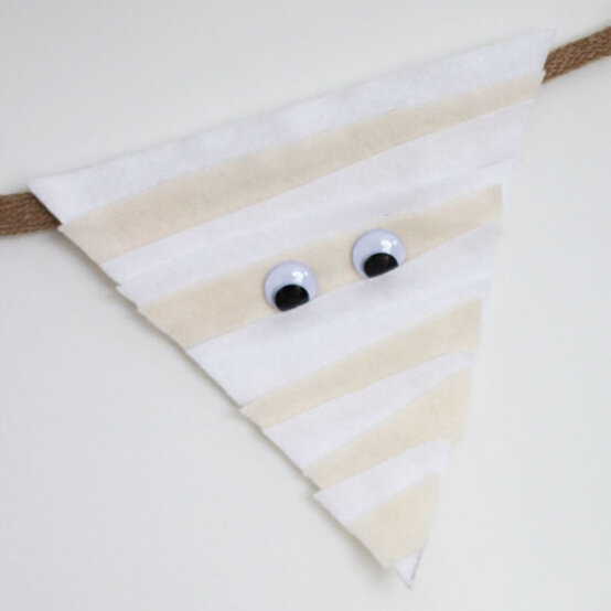 ideas%5Fhow%2Dto%2Dmake%2Dfelt%2Dhalloween%2Dbunting%5Fmummy.jpg?sw=554&q=85