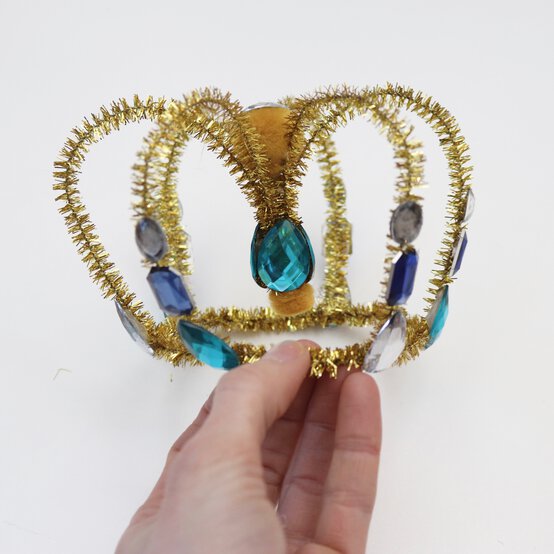 how_to_make_a_doctor_pearl_costume_step9-square.jpg?sw=554&q=85