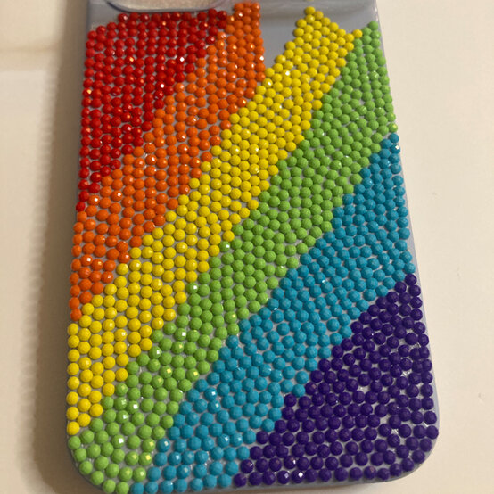 idea_customise-a-phone-case-with-diamond-dotz_step6c.jpg?sw=554&q=85