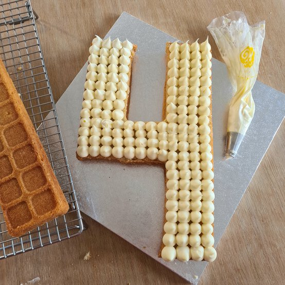 how-to-make-a-number-cake-10.jpg?sw=554&q=85