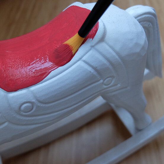 home-dec-wooden-horse-step2.jpg?sw=554&q=85