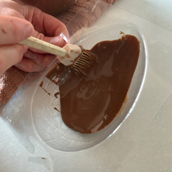 idea_how-to-make-a-chocolate-egg-cheesecake_step3.jpg?sw=554&q=85