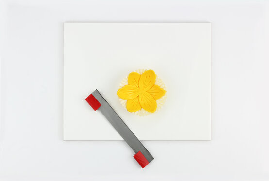 how_to_make_a_fimo_daffodil_step-7l.jpg?sw=554&q=85