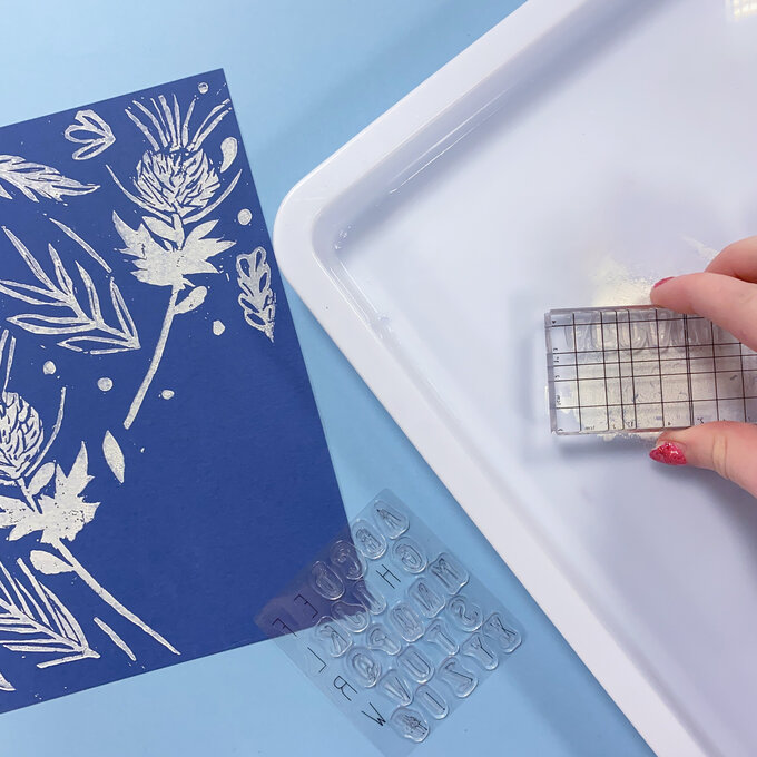 how-to-lino-cut-a-scottish-thistle-print_customise_step-3_2.jpg?sw=680&q=85