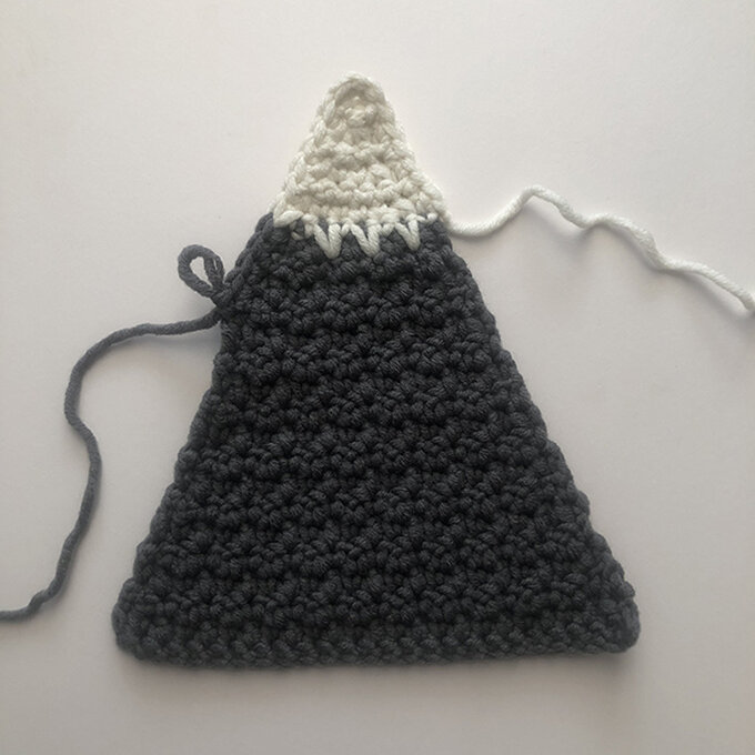 Idea_How-to-crochet-a-mountain-cushion_photo_4.jpeg?sw=680&q=85