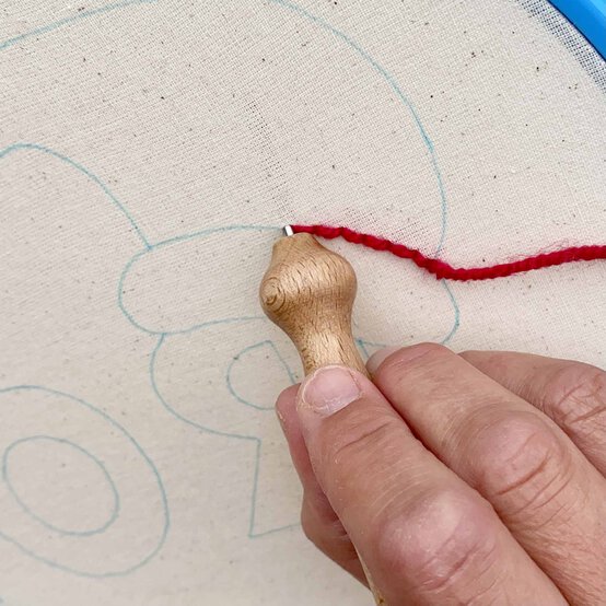 Idea_how-to-punch-needle-a-christmas-present-sack_step6.jpg?sw=554&q=85