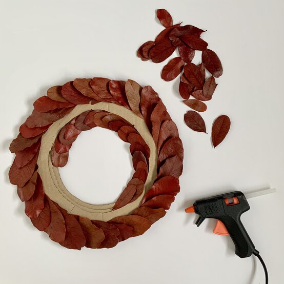 img_autumnleafwreathstep6.jpg?sw=554&q=85