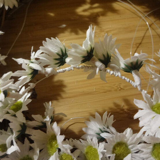 daisy-wreath-2.jpg?sw=554&q=85