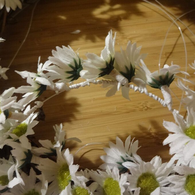 daisy-wreath-2.jpg?sw=680&q=85