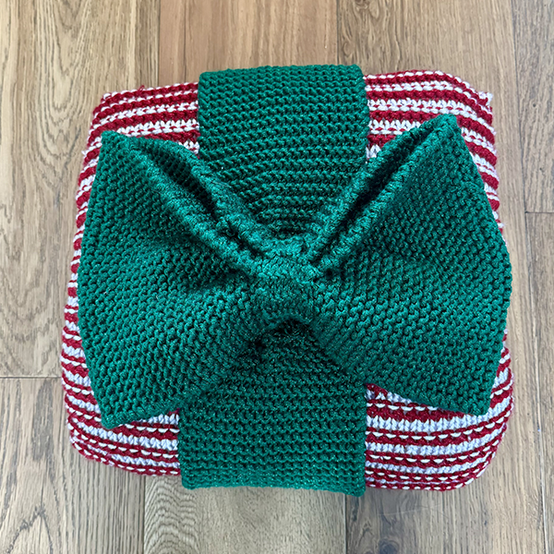 idea%5Fknit%2Da%2Dpresent%2Dcushion%5Fstep15.png?sw=554&q=85