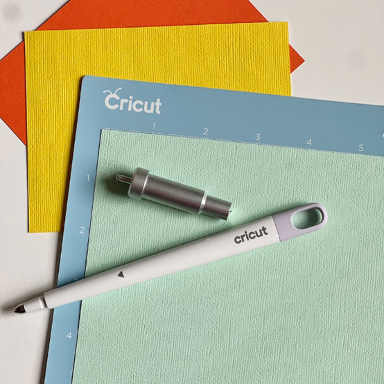 idea%5Fcricut%2Dexplore%2D4%2Dbirthday%2Dcard%5Fstep2.png?sw=554&q=85