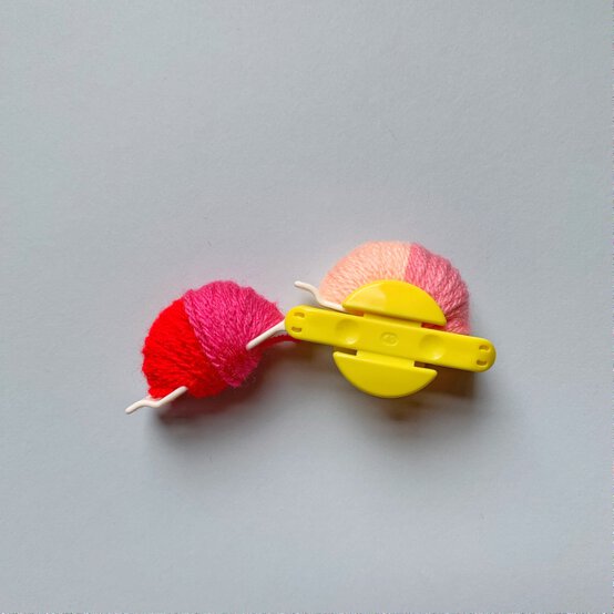 how_to_create_five_different_patterns_in_pom_poms_four_colour_pom_pom_pattern_step_3.jpg?sw=554&q=85