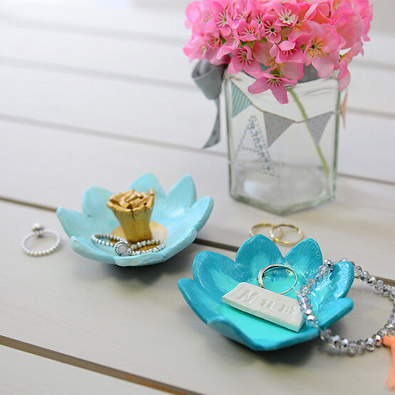 flower-ring-dish-10b.jpg?sw=554&q=85