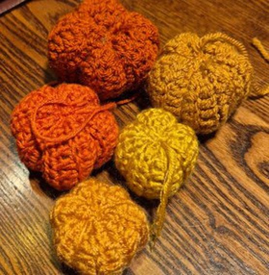 ideas%5Fhow%2Dto%2Dcrochet%2Dan%2Dautumn%2Ddoor%2Dcurtain%5Fpumpkin%5Fstep%2D1.jpg?sw=554&q=85