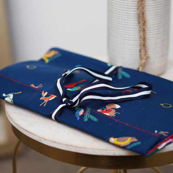 how-to-sew-a-craft-organiser_step15.jpg?sw=554&q=85