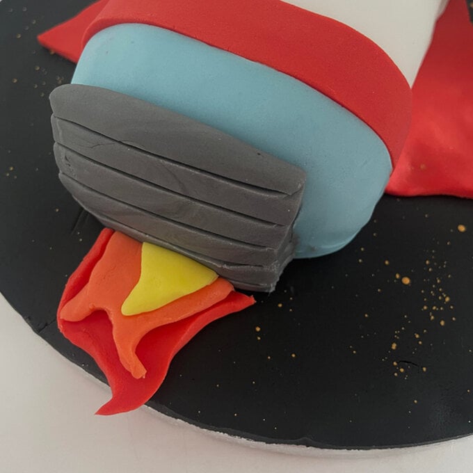 idea_how-to-decorate-a-rocket-cake_step16h.jpg?sw=680&q=85