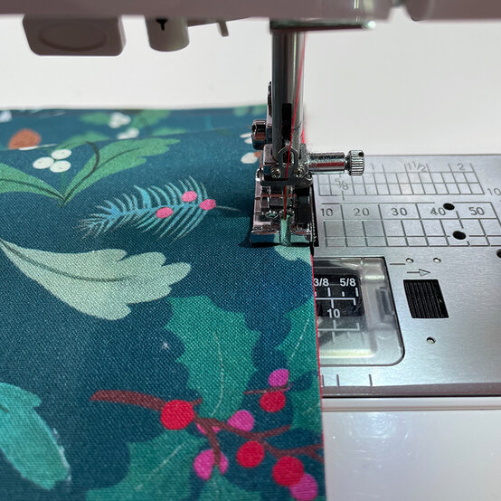 how-to-sew-a-table-runner_step7.jpg?sw=554&q=85