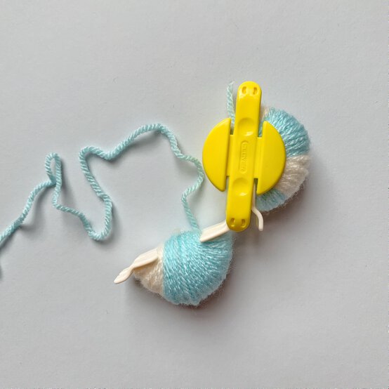 how_to_create_five_different_patterns_in_pom_poms_swirly_pom_pom_pattern_step_4.jpg?sw=554&q=85