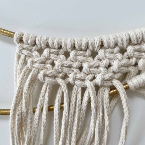 Idea_how-to-make-a-christmas-macrame-wreath_step7a.jpg?sw=554&q=85