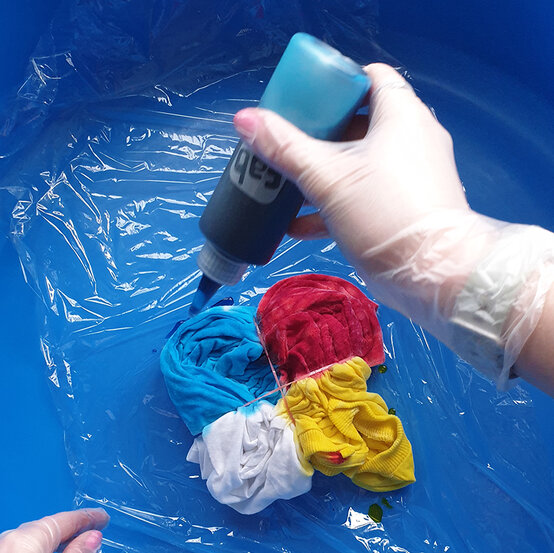 How-to-tie-dye-a-t-shirt_Spiral%20step%206a.jpg?sw=554&q=85