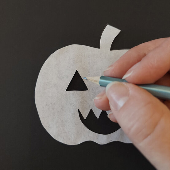idea_diy-halloween-party-games-shadow_step2.jpg?sw=554&q=85