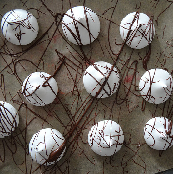 xmas-baking-lucy-meringue-wreath4.jpg?sw=554&q=85