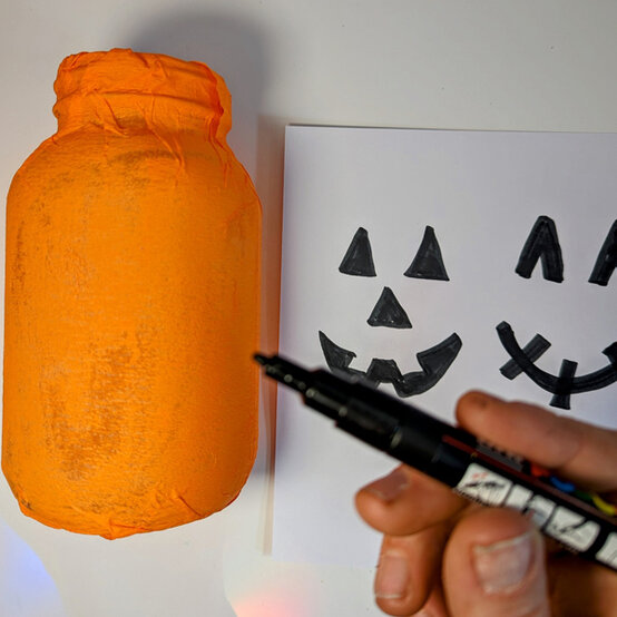 idea_halloween-glass-lanterns-pumpkin_step3a.jpg?sw=554&q=85