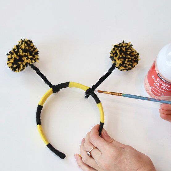 how_to_make_animals_headdresses_bee_step5-square.jpg?sw=554&q=85