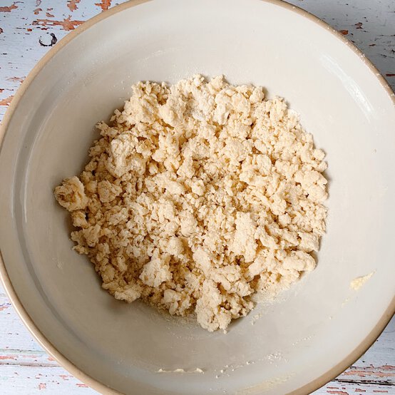 how_to_make_floral_biscuits_2b.jpg?sw=554&q=85