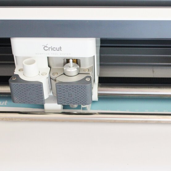 personalise-gift-wrap_embellishments_step3_edit.jpg?sw=554&q=85