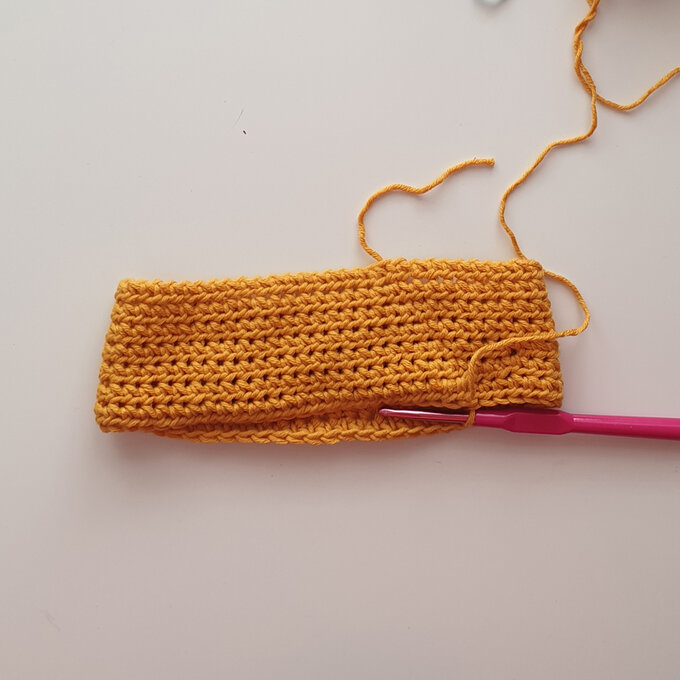 Idea_How-to-crochet-a-scrunchie_Step3.jpg?sw=680&q=85