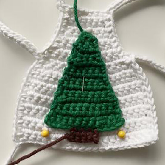idea_how-to-crochet-amigurumi-mrs-claus_apron2.jpg?sw=554&q=85