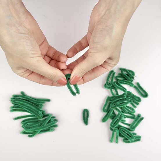 ideas%5Fpipe%2Dcleaner%2Dchristmas%2Dcrafts%5Ftree%5Fstep%2D2.jpg?sw=554&q=85