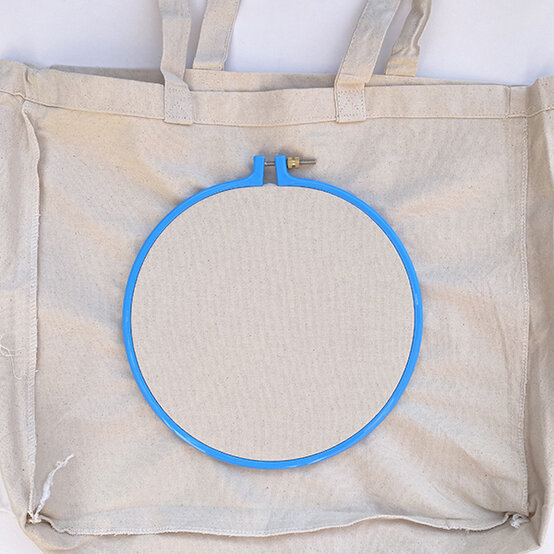 Idea_How-to-personalise-a-canvas-bag-with-punch-needle_Step_1_attaching_hoop.jpg?sw=554&q=85