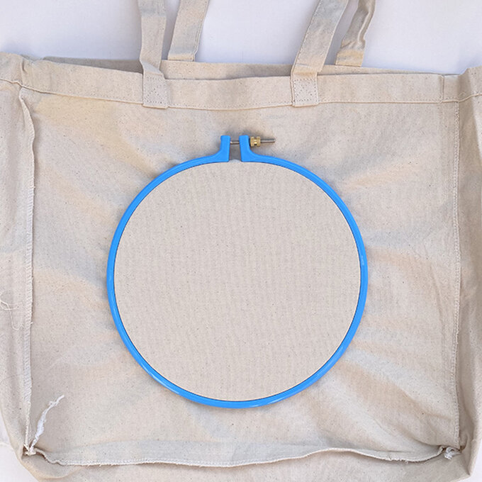 Idea_How-to-personalise-a-canvas-bag-with-punch-needle_Step_1_attaching_hoop.jpg?sw=680&q=85