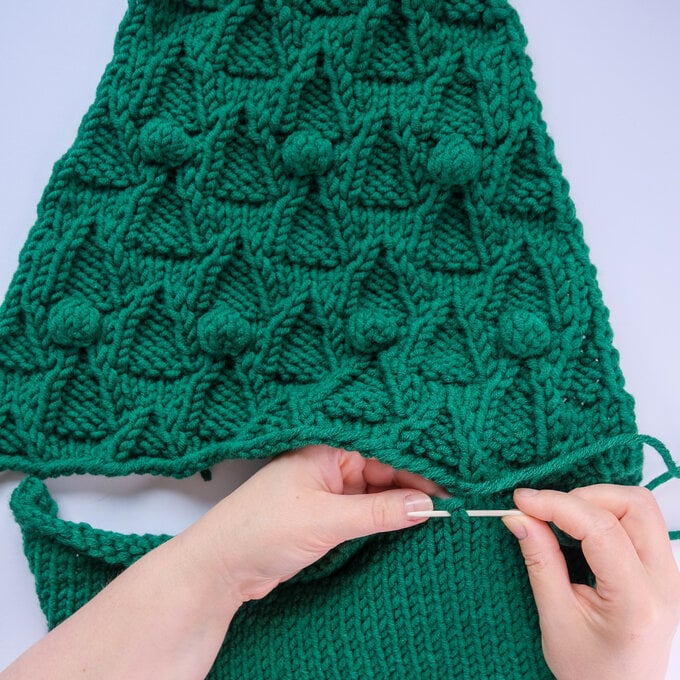 Idea_How-to-knit-a-Christmas-tree-cushion_cable-image-6.jpg?sw=680&q=85