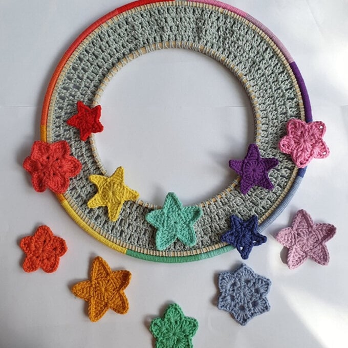 crochet-star-wreath-3a.jpg?sw=680&q=85