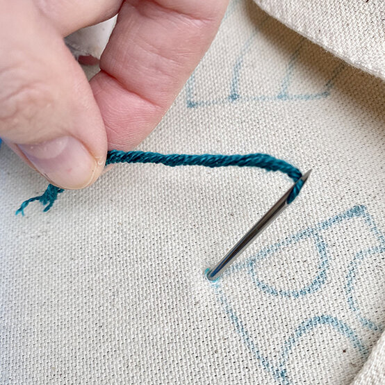 Idea_How-to-personalise-a-canvas-bag-with-punch-needle_Step_4_first_stitch.jpg?sw=554&q=85