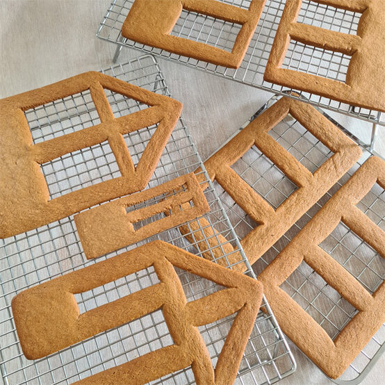 Idea_How-to-make-a-Gingerbread-Greenhouse_Step5.jpg?sw=554&q=85