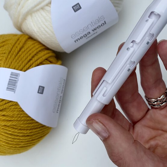 how-to-make-a-punch-needle_sunburst_threading_needle-step_3b.jpg?sw=554&q=85