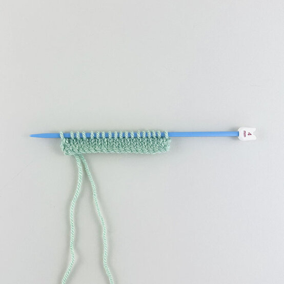 How-to-Knit-a-Christmas-Tree-Garland_step1.jpg?sw=554&q=85