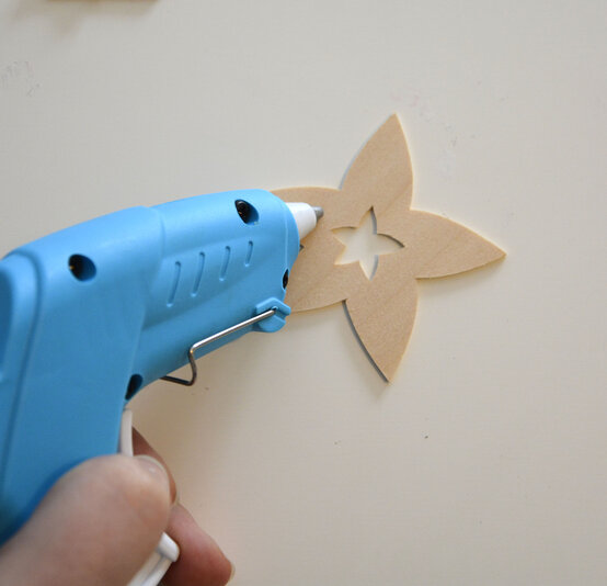 cricut_how_to_make_a_bee_wall_hanging_step15.jpg?sw=554&q=85