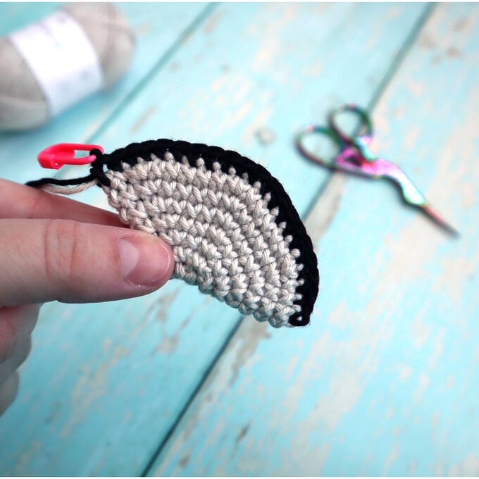 how_to_crochet_an_amigurumi_pigeon_pigeon_wing_step_by_step_4_1000x1000.jpg?sw=680&q=85