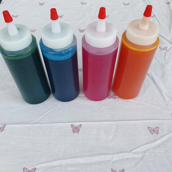 how_to_upcycle_your_wardrobe_with_tie_dye_step-2-squeezy-bottles.jpg?sw=554&q=85