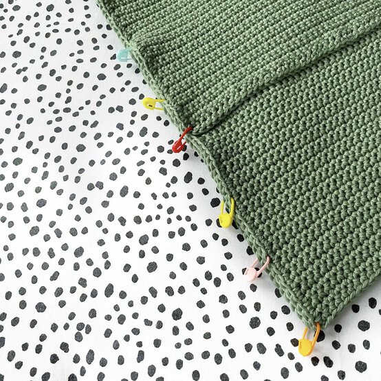 daisy-crochet-cushion-8.jpg?sw=554&q=85