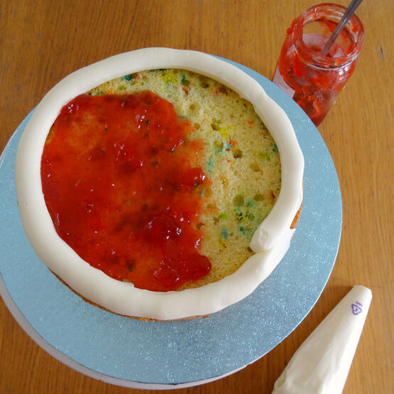 funfetti-ice-cream-cake_step5.jpg?sw=554&q=85